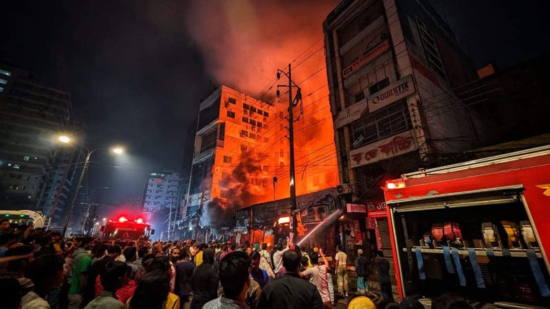 বাড্ডায় ফার্নিচারের দোকানে আগুন