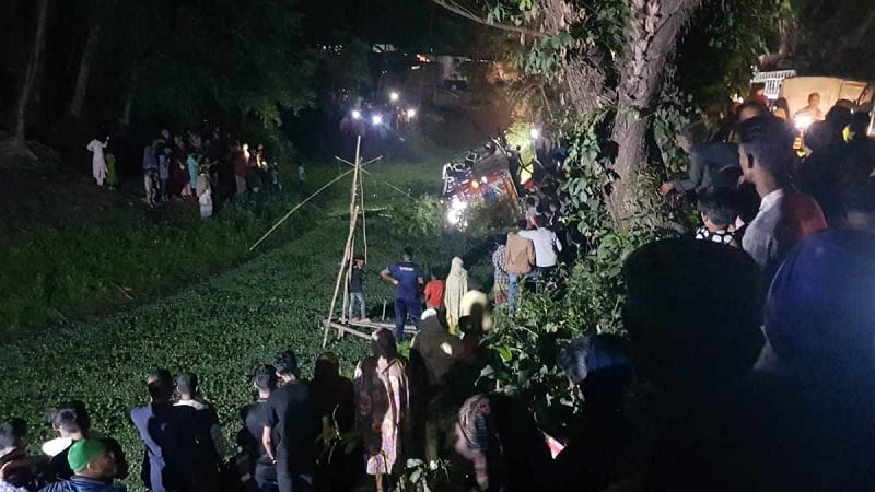 বাড়িতে নেমে গেলেন চালক, বাস নিয়ে খাদে পড়লেন হেলপার