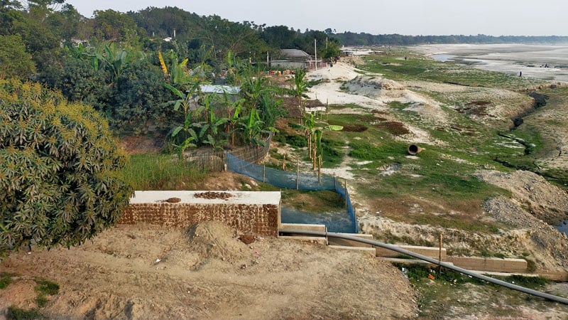 ‘ভাঙতেছে এপারে, বালু ফেলে ভরতেছে ওপারে’