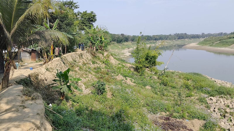 তলিয়ে যাচ্ছে বন্যা নিয়ন্ত্রণ বাঁধ